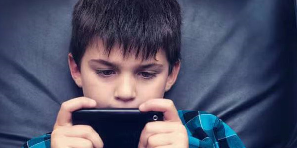 Should Children Be Exposed to Mobile Phones Too Early?
